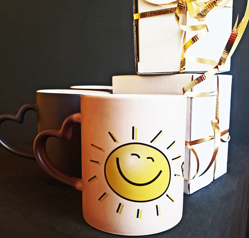 taza térmica con sol y frase de buen día