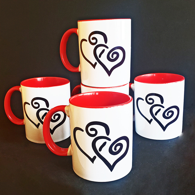 TAZA DE CORAZONES ENTRELAZADOS