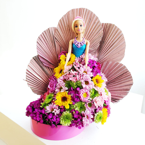 Bella Barbie con vestido de flores.