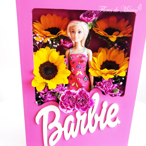 Estuche con Barbie y decorado de flores