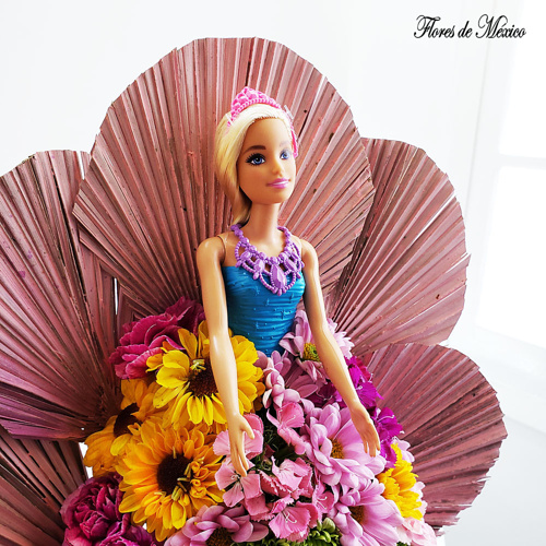 Bella Barbie con vestido de flores.