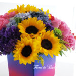 Vibrante y armonioso arreglo de flores multicolores - Image 2
